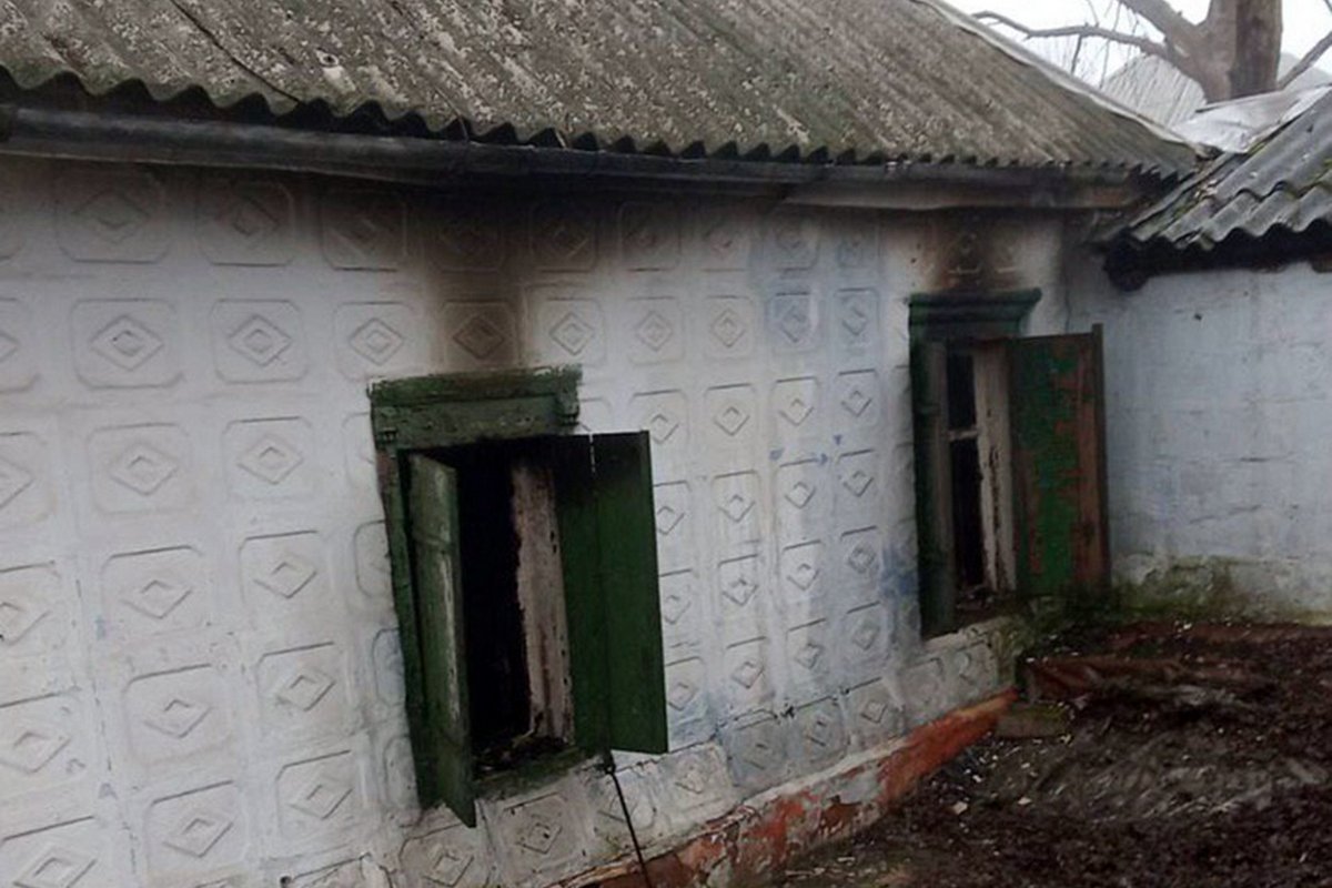 В Днепре на Моторной горел одноэтажный дом 1