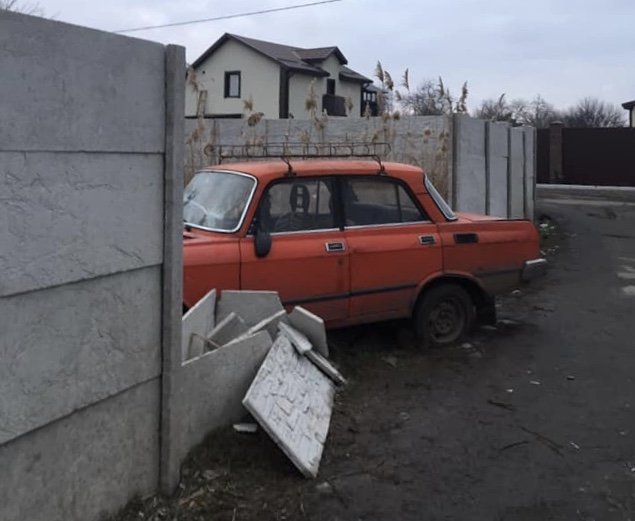 В Днепре на Рылеева пьяный мужчина на "Москвиче" снес забор частного дома 1