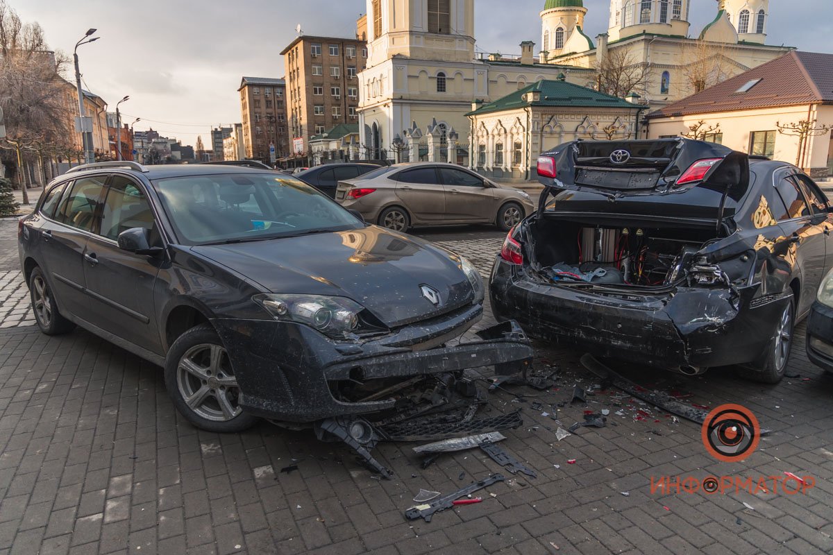 Авария с участием Toyota, Lexus и Renault Авария с участием Toyota, Lexus и Renault