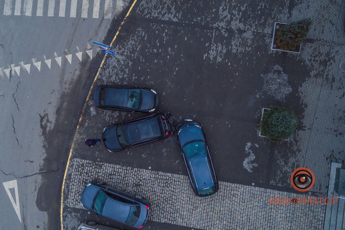 ДТП случилось на площади Троицкой ДТП случилось на площади Троицкой