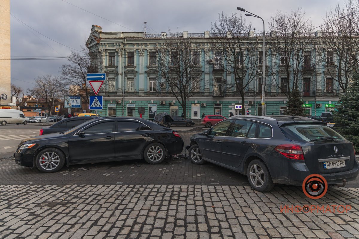 По словам очевидцев, Toyota въехала в Lexus, а затем - в Renault По словам очевидцев, Toyota въехала в Lexus, а затем - в Renault