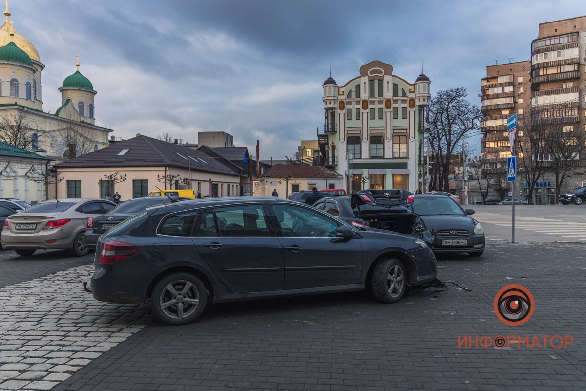 Автомобили остались на парковке Автомобили остались на парковке
