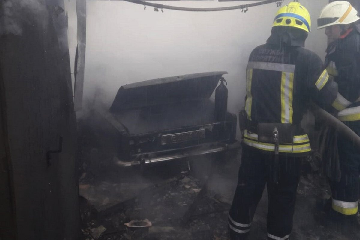 На улице Исы Мунаева загорелся гараж с автомобилем внутри