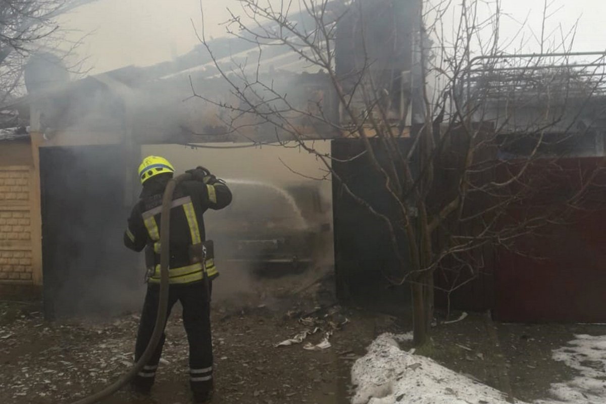 Несмотря на оперативность спасателей, сама постройка и все, что было внутри нее, сгорело дотла