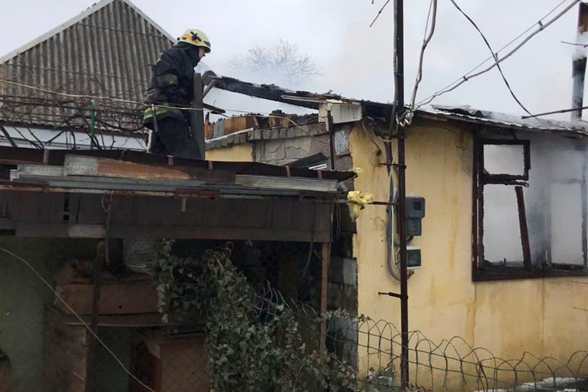 Хозяин гаража пытался погасить пламя сам, но не смог