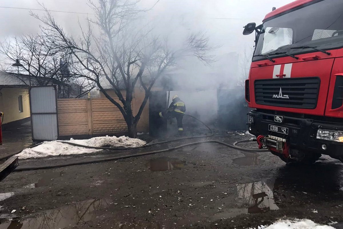 Мужчина сильно обжег руки и лицо - с места происшествия его забрала скорая