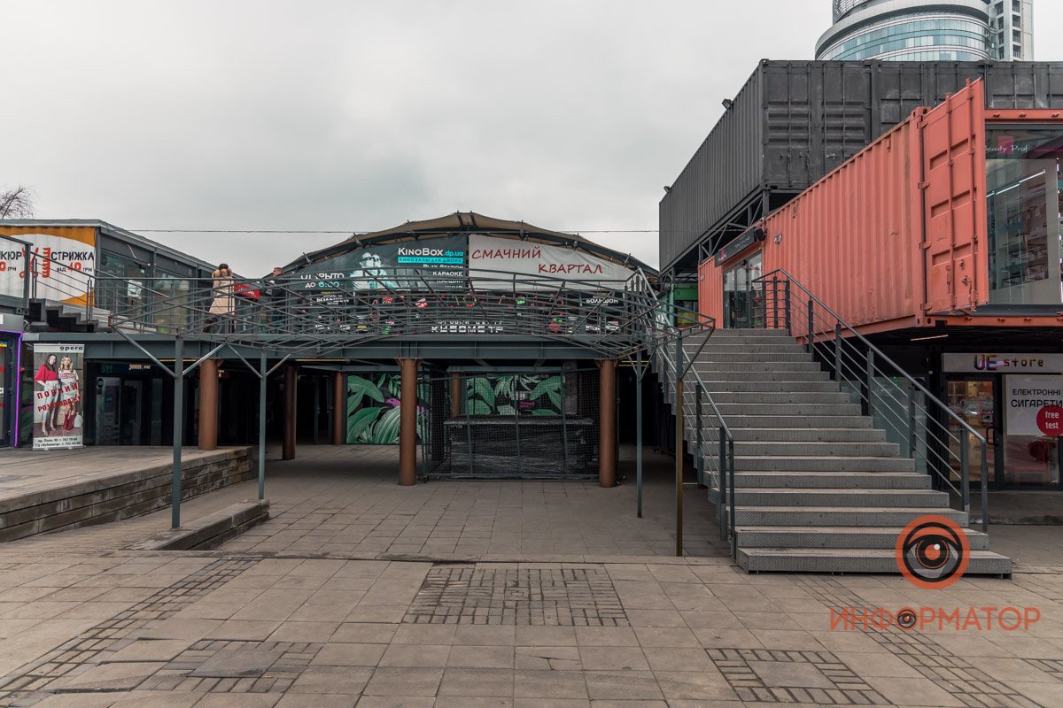 Нет ни объявлений, ни предупреждений, ни дополнительных вывесок о том, кто почему они куда-то «переезжают» Нет ни объявлений, ни предупреждений, ни дополнительных вывесок о том, кто почему они куда-то «переезжают»