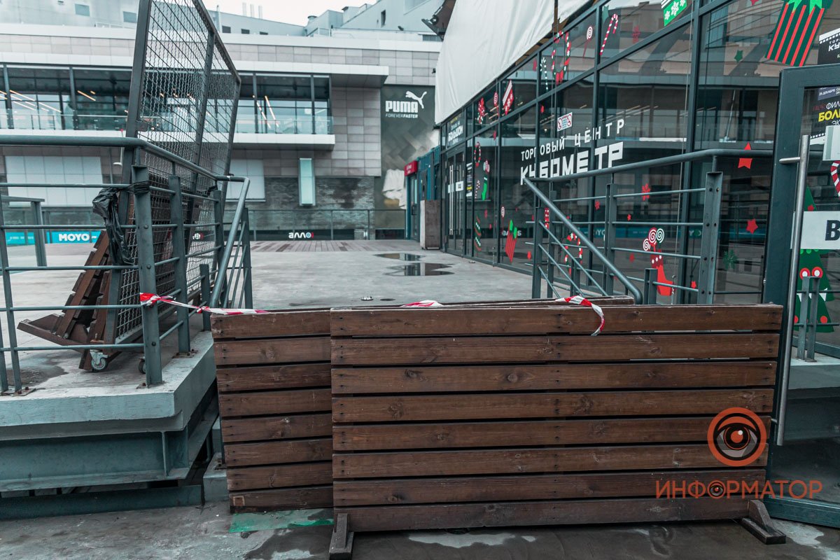 Часть магазинов уже закрылись Часть магазинов уже закрылись