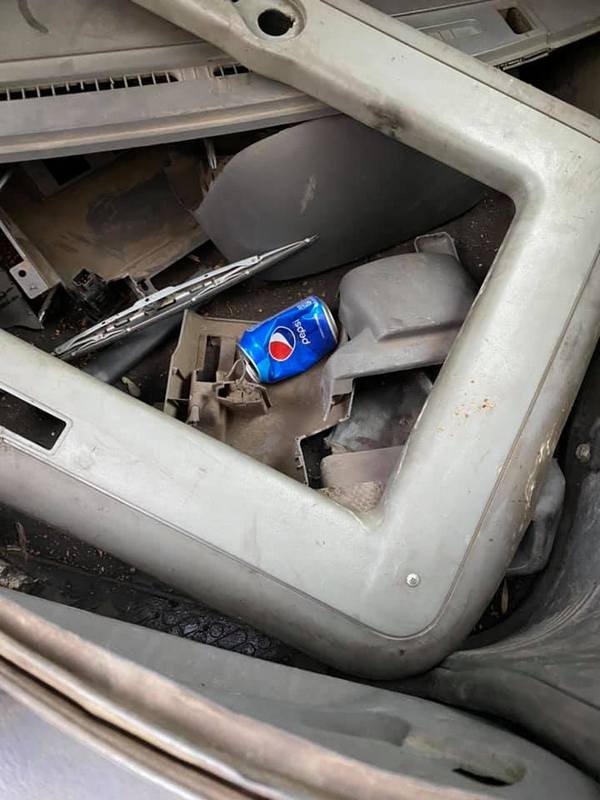 Разгромленный салон автомобиля Разгромленный салон автомобиля