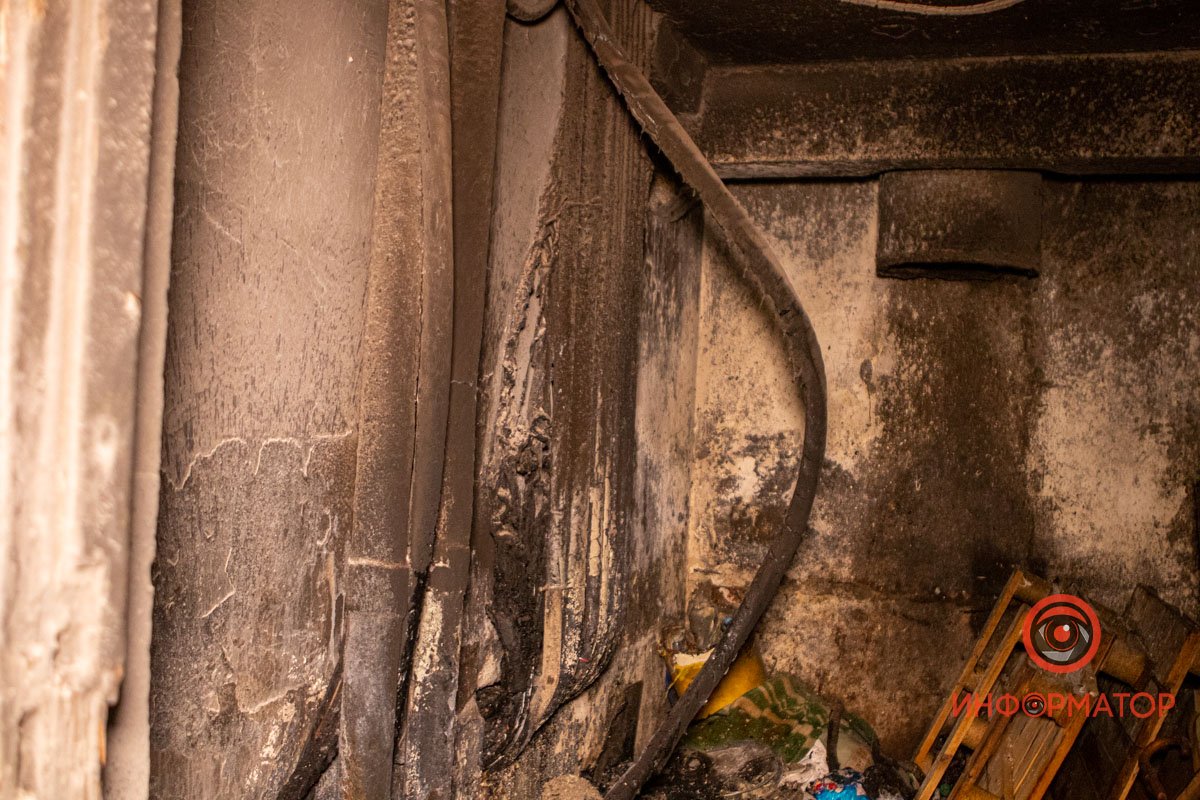 Огонь полыхал в подсобном помещении на первом этаже