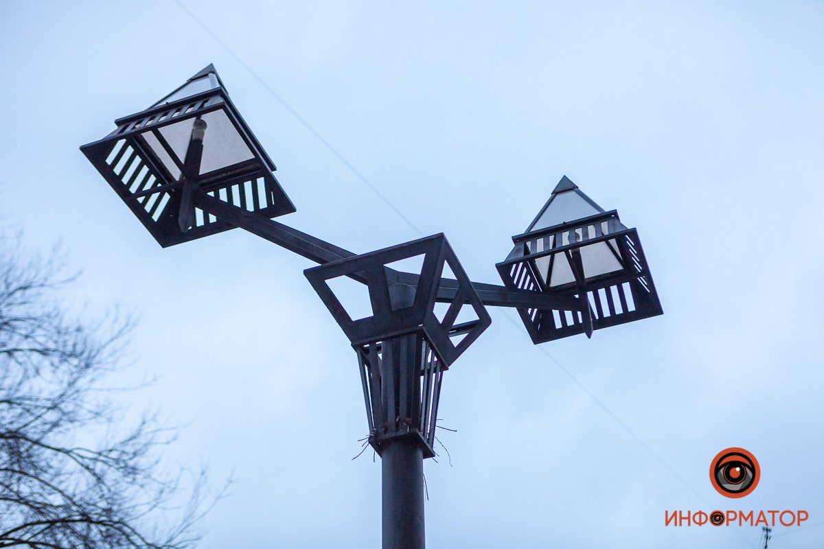 Зиккураты фонарей возвышаются над улицей Зиккураты фонарей возвышаются над улицей