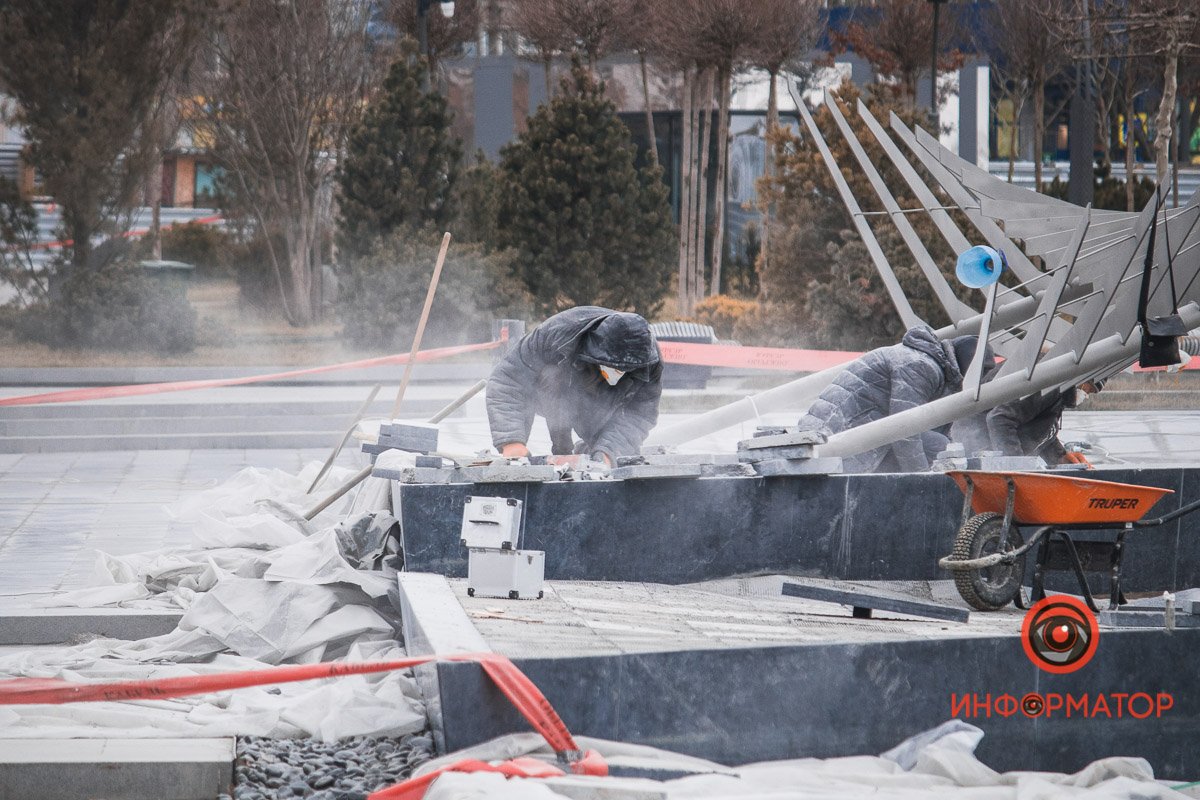 В сквере ставят новые лавки
