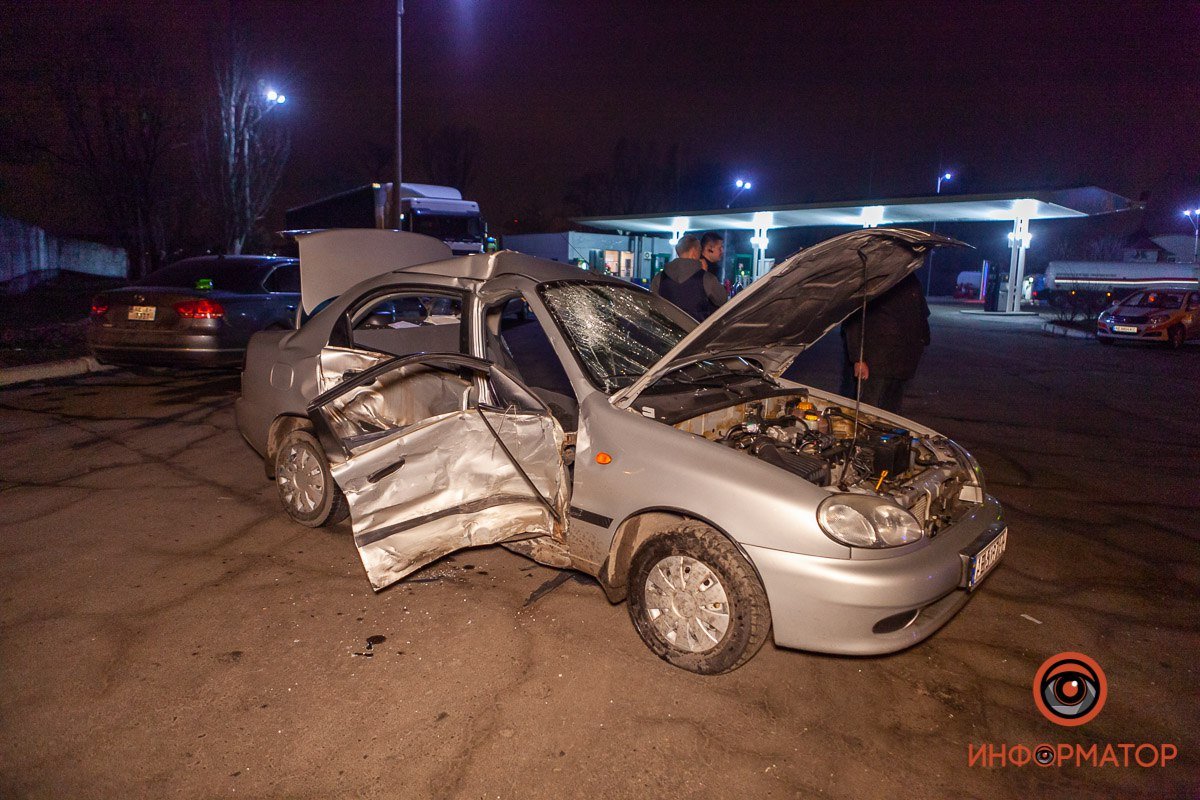 В Днепре на Космической столкнулись Daewoo и Chevrolet: пострадали мужчина и женщина 1