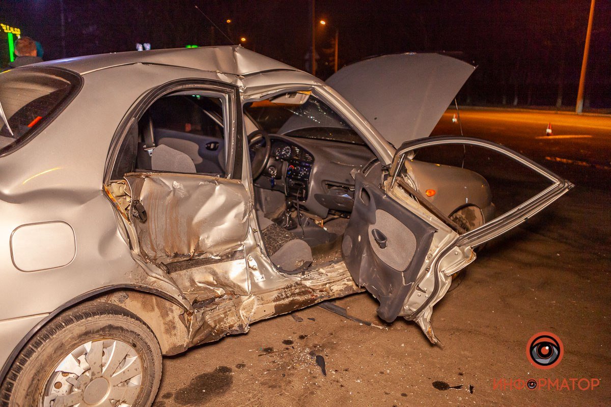 В Днепре на Космической столкнулись Daewoo и Chevrolet: пострадали мужчина и женщина 2