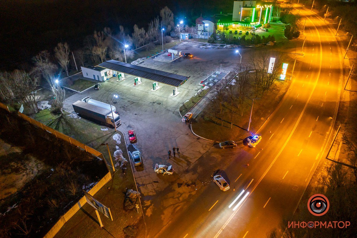 В Днепре на Космической столкнулись Daewoo и Chevrolet: пострадали мужчина и женщина 3