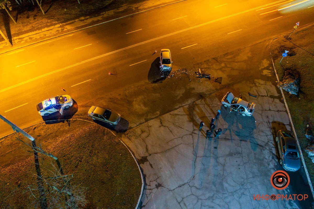 В Днепре на Космической столкнулись Daewoo и Chevrolet: пострадали мужчина и женщина 5