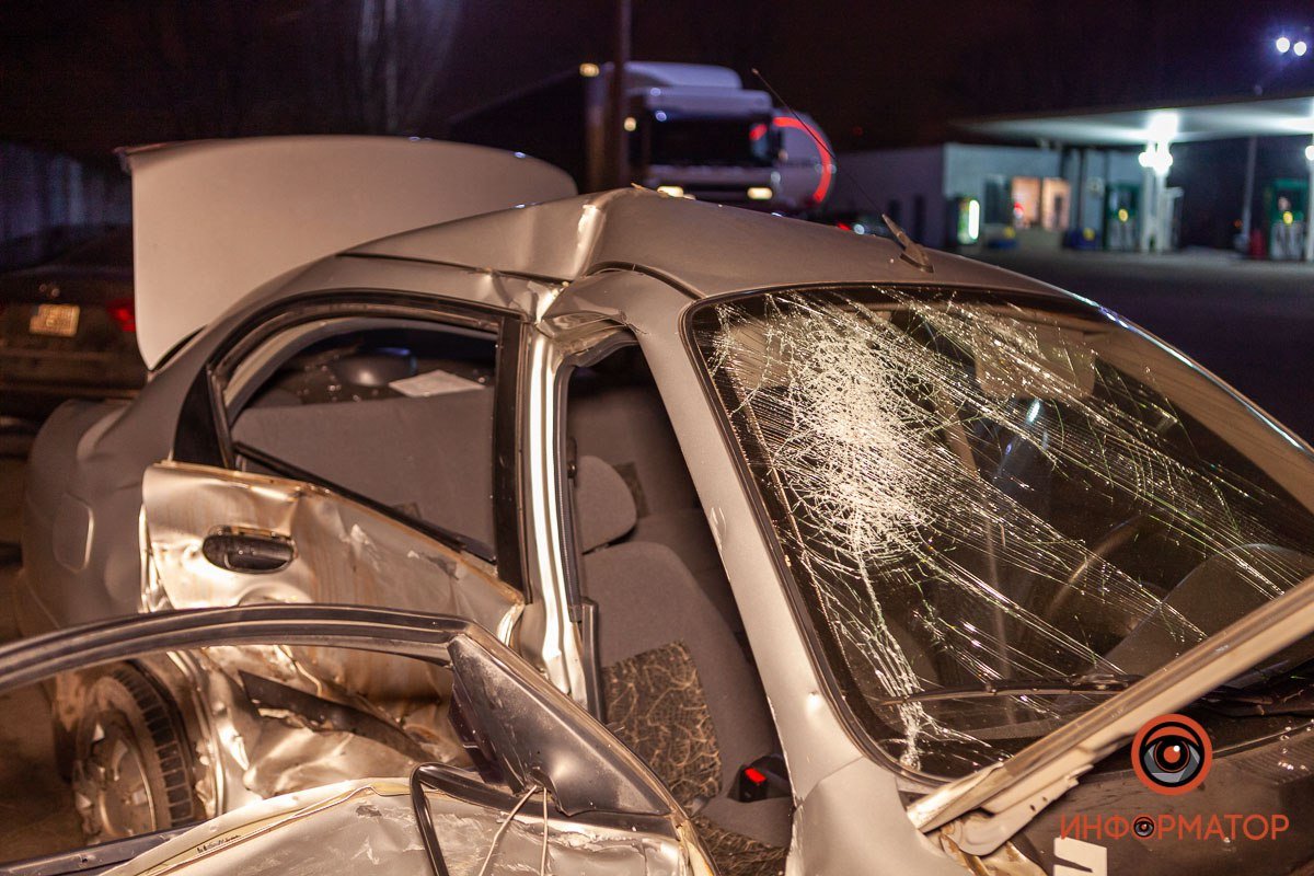 В Днепре на Космической столкнулись Daewoo и Chevrolet: пострадали мужчина и женщина 6