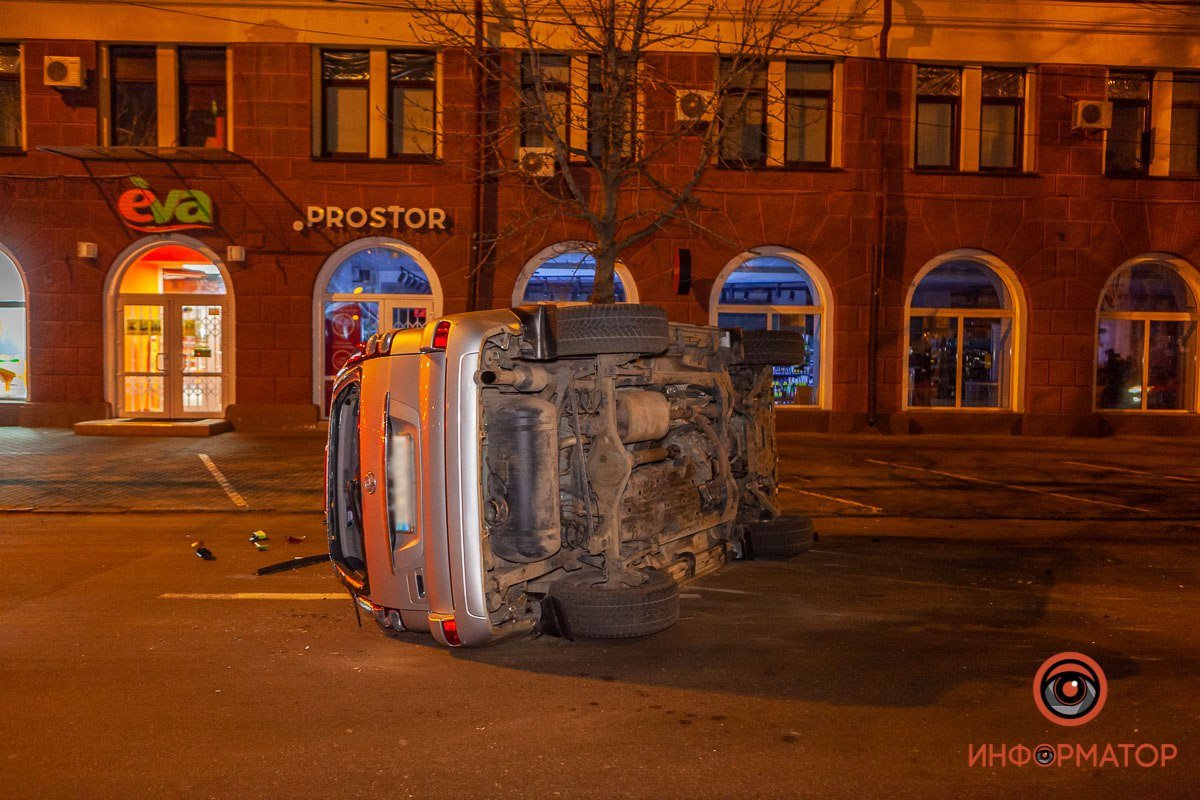 В Днепре на Воскресенской Toyota столкнулся с Lexus и перевернулся 1