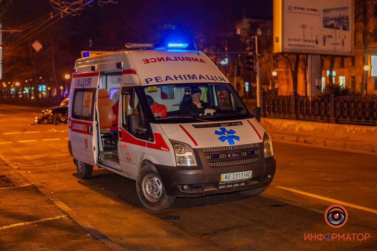 В Днепре на Воскресенской Toyota столкнулся с Lexus и перевернулся 2