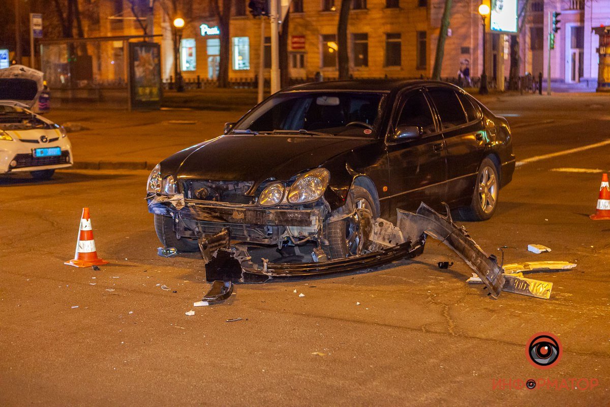 В Днепре на Воскресенской Toyota столкнулся с Lexus и перевернулся 3