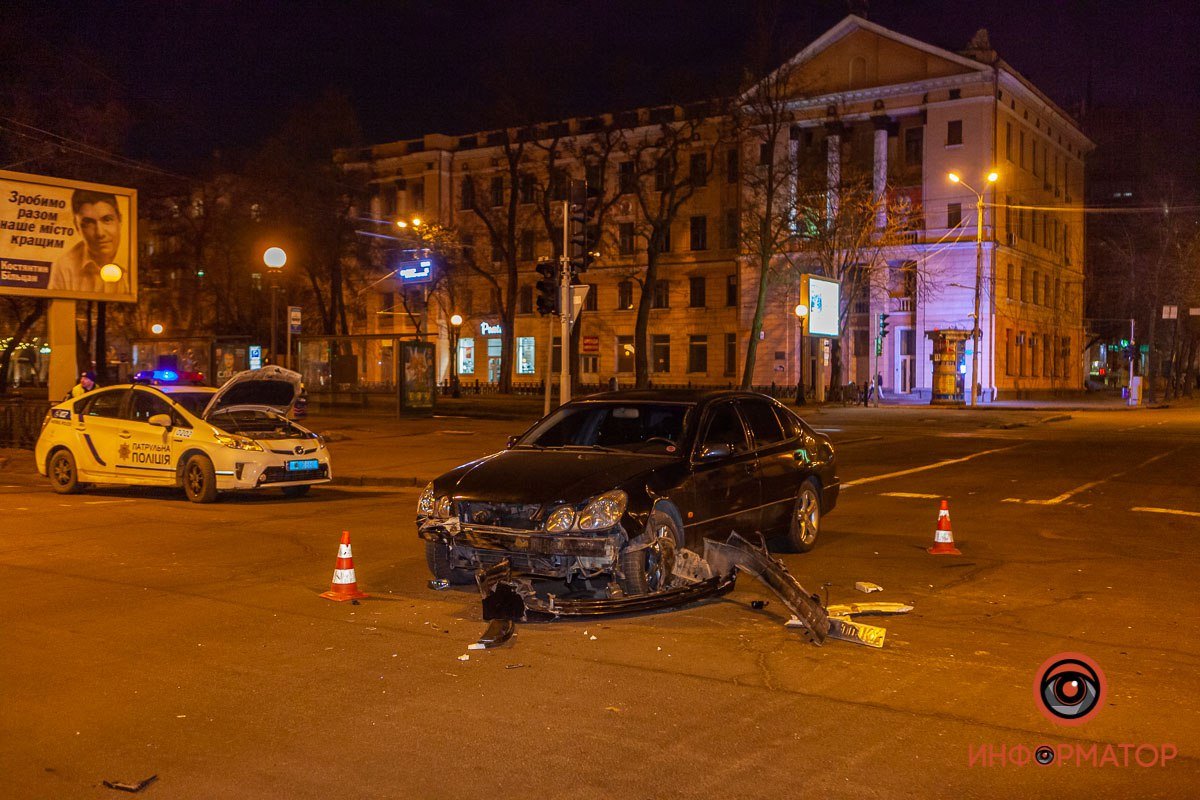 В Днепре на Воскресенской Toyota столкнулся с Lexus и перевернулся 4