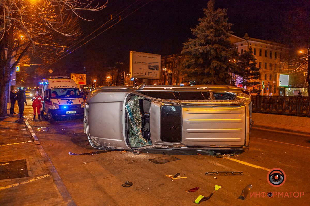 В Днепре на Воскресенской Toyota столкнулся с Lexus и перевернулся 5