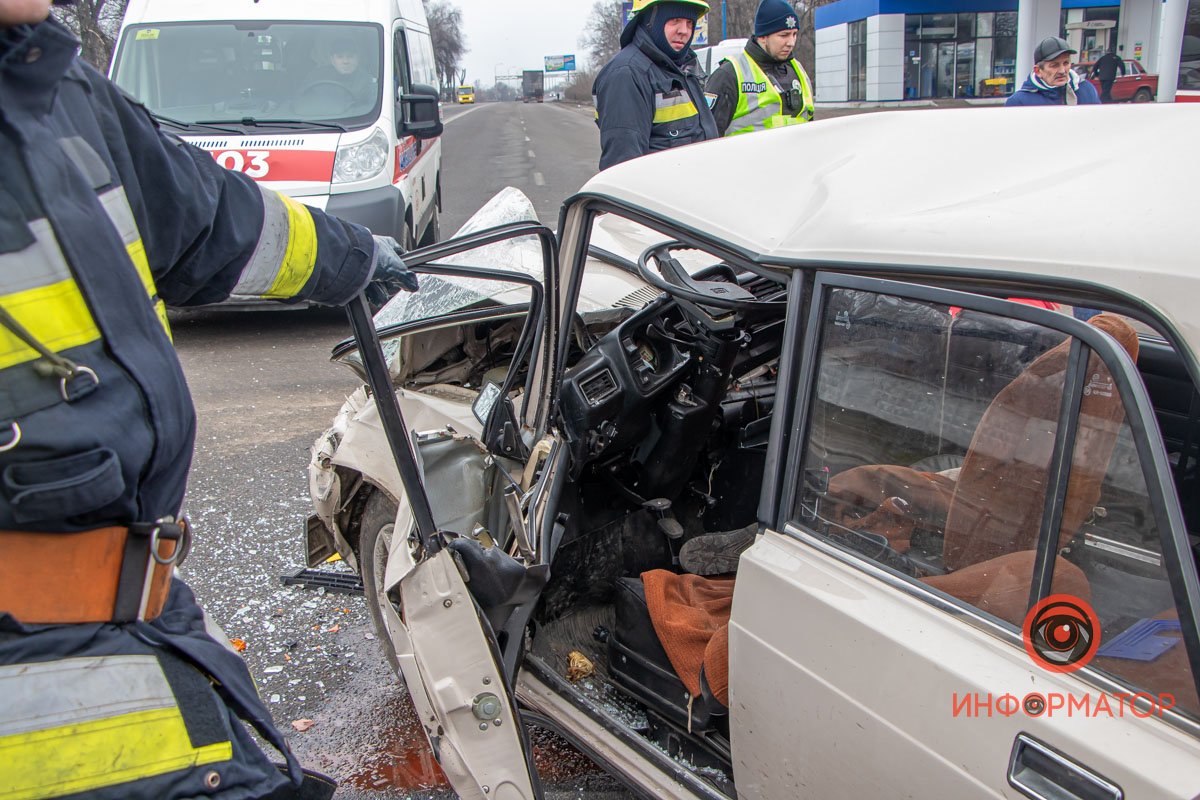 В салоне автомобиля лежала открытая бутылка водки и пиво В салоне автомобиля лежала открытая бутылка водки и пиво