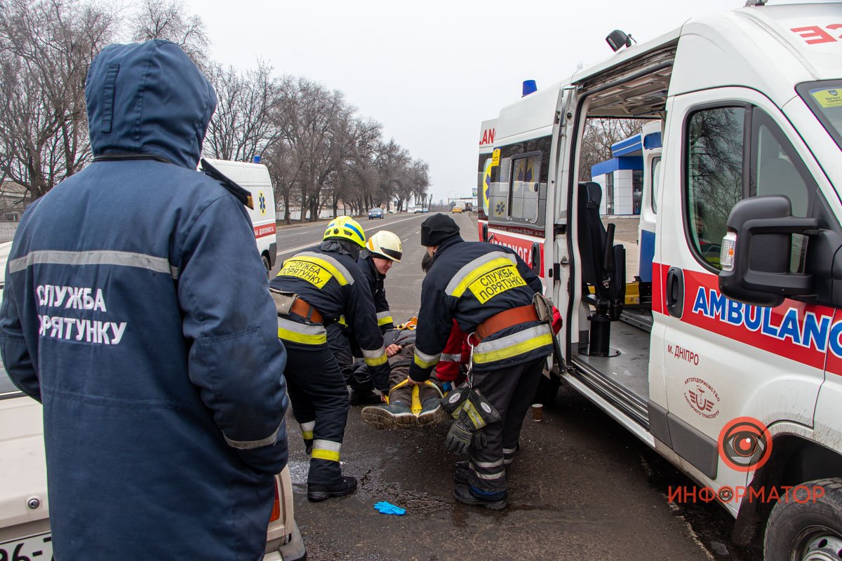 В Днепре на Криворожском шоссе ВАЗ влетел в фуру: водитель и пассажир в тяжелом состоянии 19