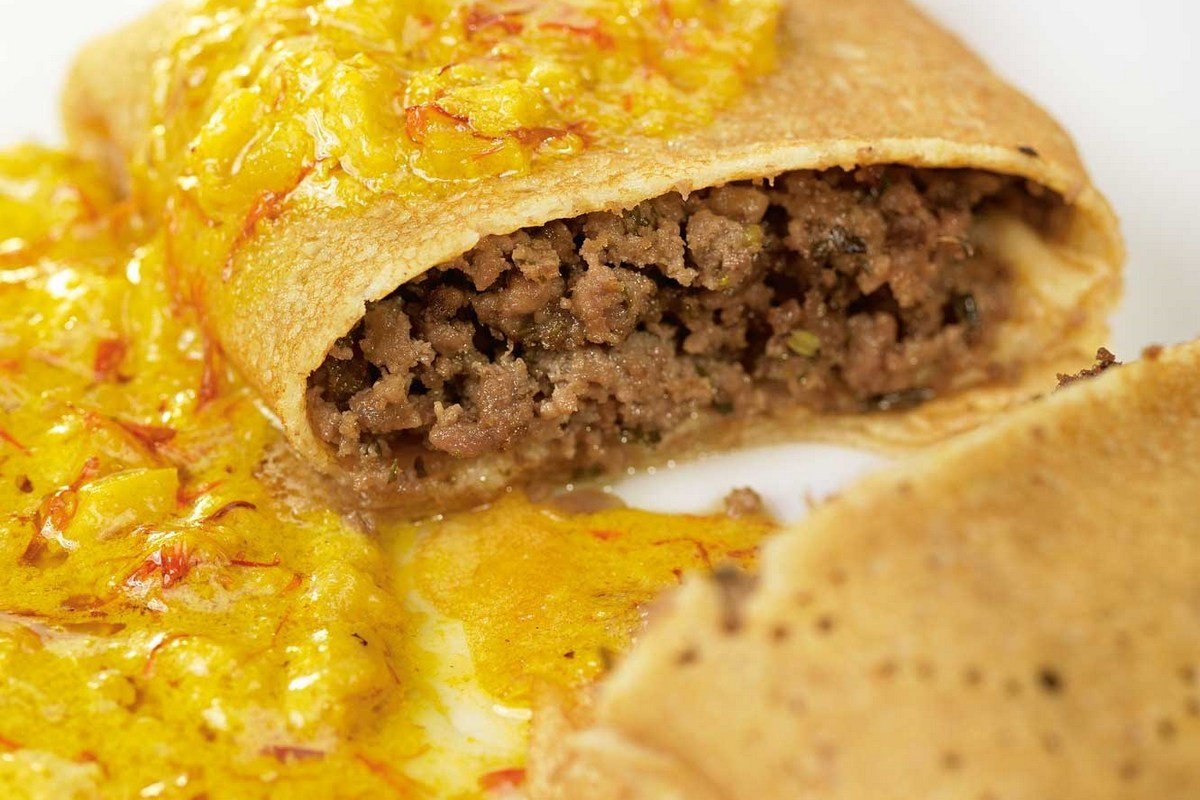 Не пытайтесь готовить без пшеничной муки, в таком случае блины развалятся