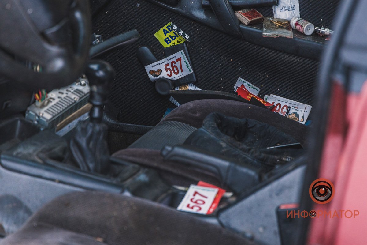 Кроме мужчины, в салоне автомобиля никого не было Кроме мужчины, в салоне автомобиля никого не было