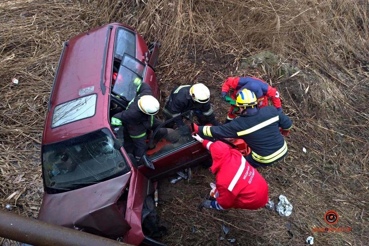 Спасатели передали мужчину медикам, которые сразу же госпитализировали его в больницу Спасатели передали мужчину медикам, которые сразу же госпитализировали его в больницу