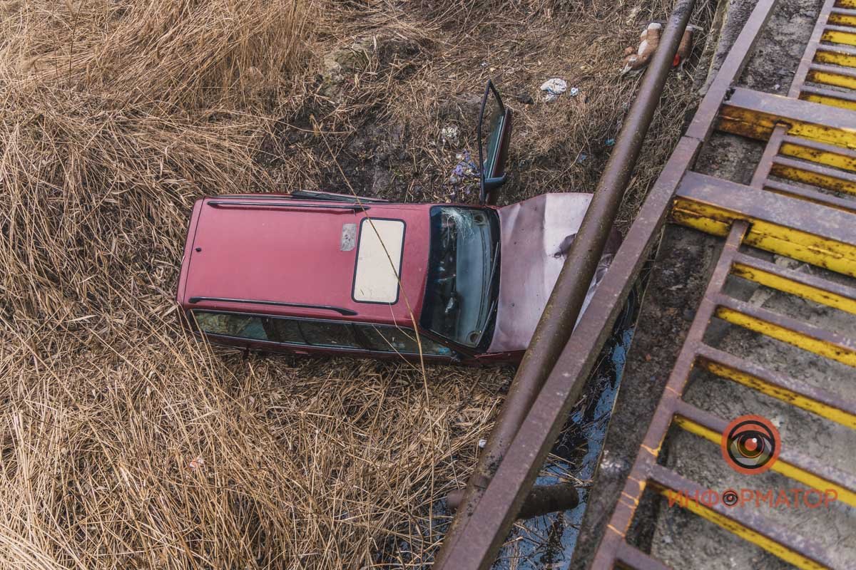 Автомобиль слетел с моста в балку Автомобиль слетел с моста в балку