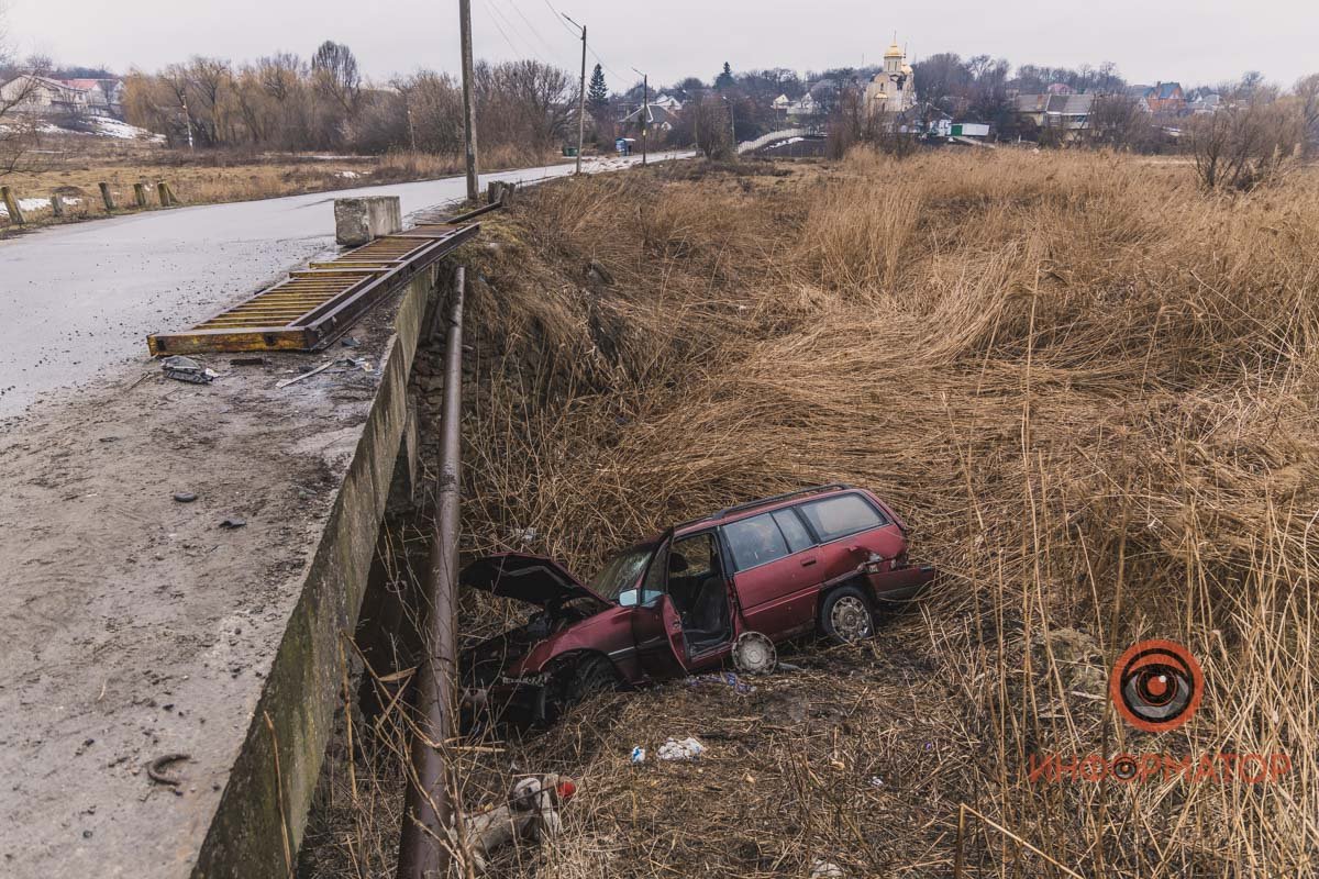 Из машины мужчину доставали спасатели Из машины мужчину доставали спасатели