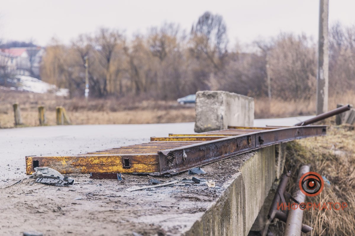 Opel снес ограждение и слетел с моста в балку Opel снес ограждение и слетел с моста в балку