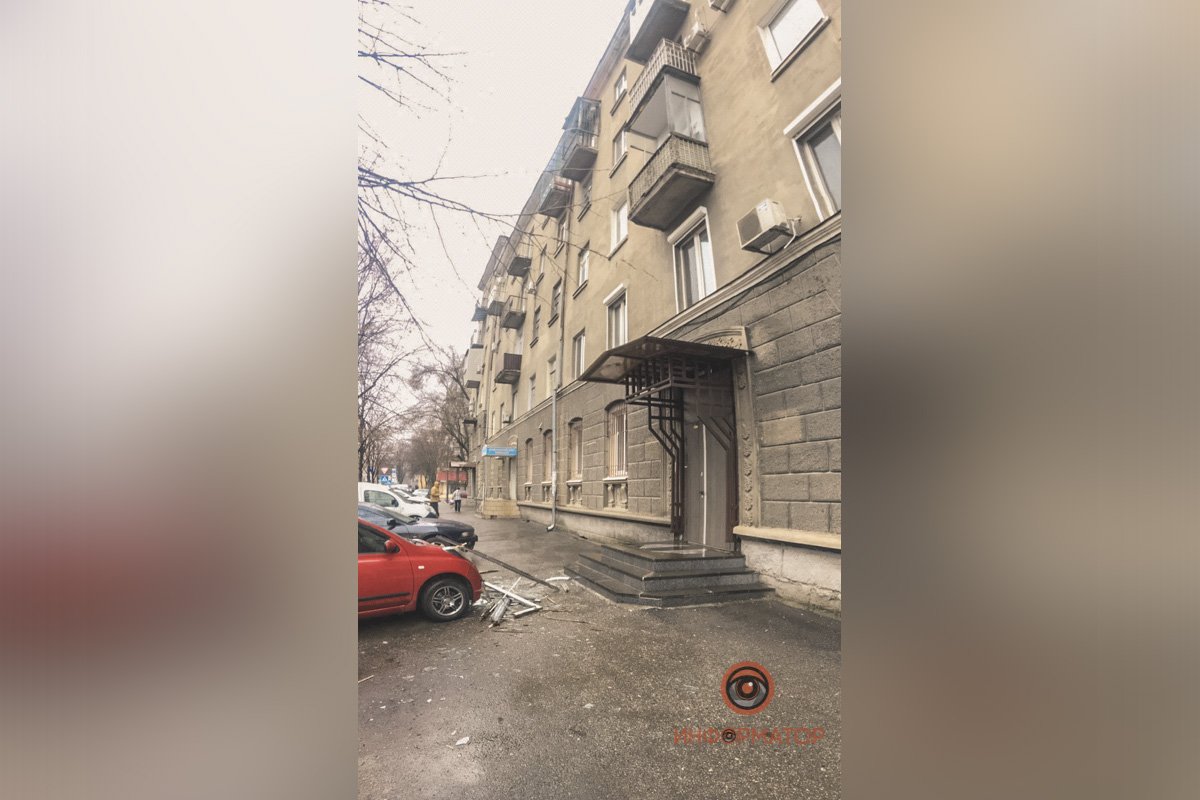 Прохожих на тротуаре в момент происшествия не было Прохожих на тротуаре в момент происшествия не было