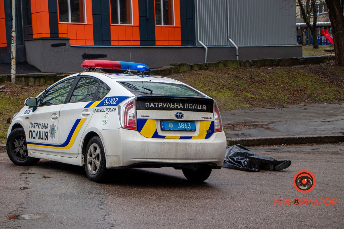 На место прибыли правоохранители и скорая