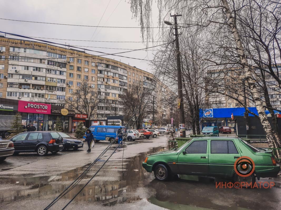 Кроме того, дерево оборвало провода электросети Кроме того, дерево оборвало провода электросети