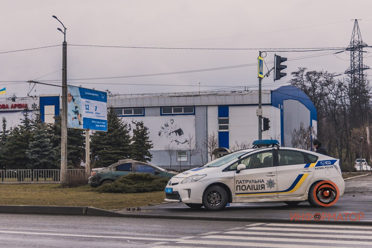 Авария произошла напротив Ледовой арены на Набережной Заводской Авария произошла напротив Ледовой арены на Набережной Заводской