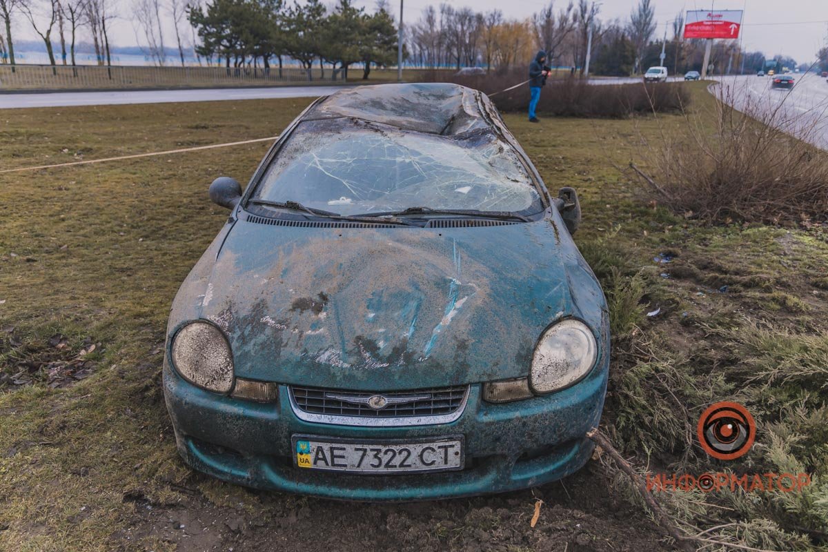 Chrysler ехал по Набережной Заводской со стороны Красного камня Chrysler ехал по Набережной Заводской со стороны Красного камня