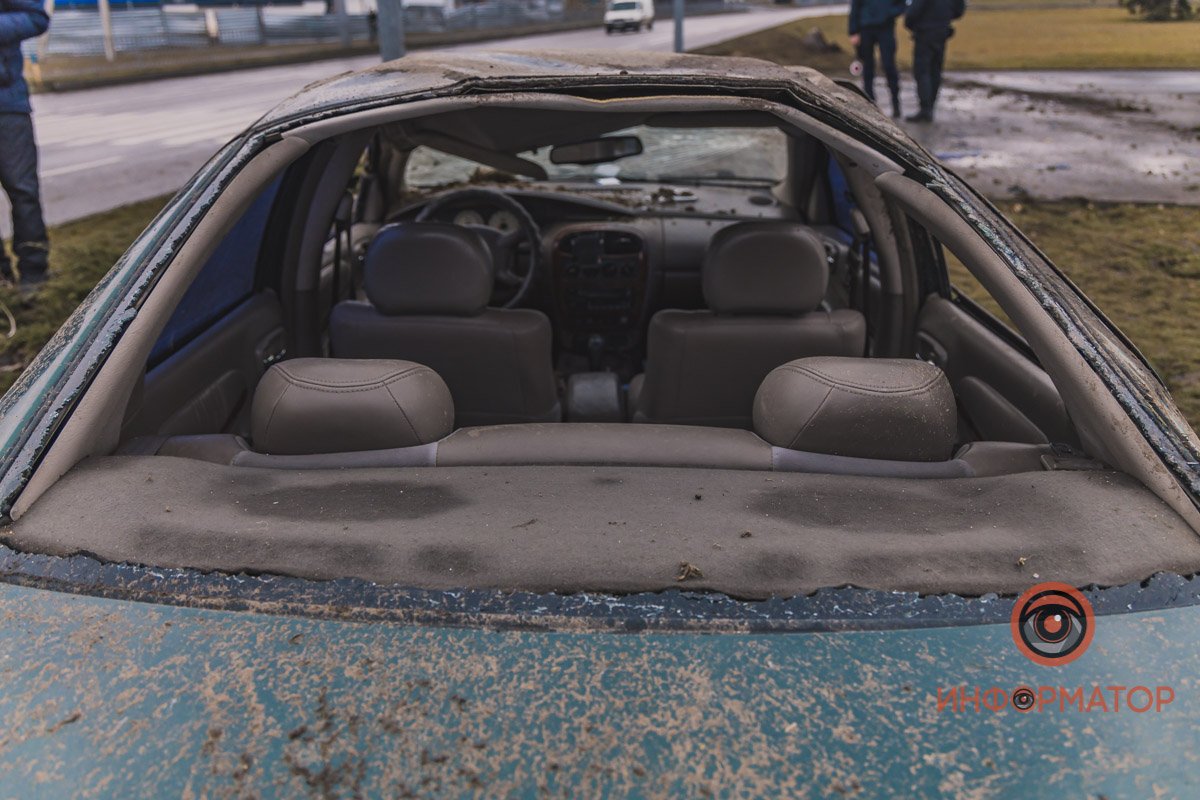 По итогу Chrysler вылетел на газон и один раз перевернулся По итогу Chrysler вылетел на газон и один раз перевернулся