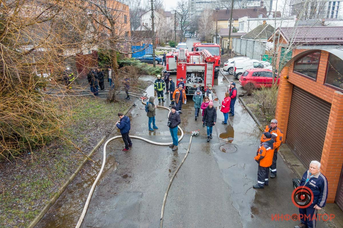 На место оперативно прибыли спасатели, медики и полиция
