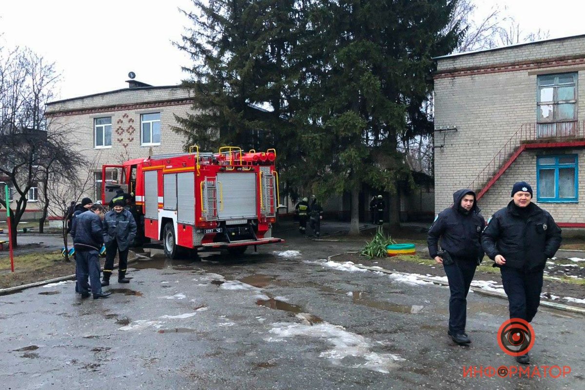 В Днепре в детском саду загорелась проводка: воспитатели вывели детей на улицу 3