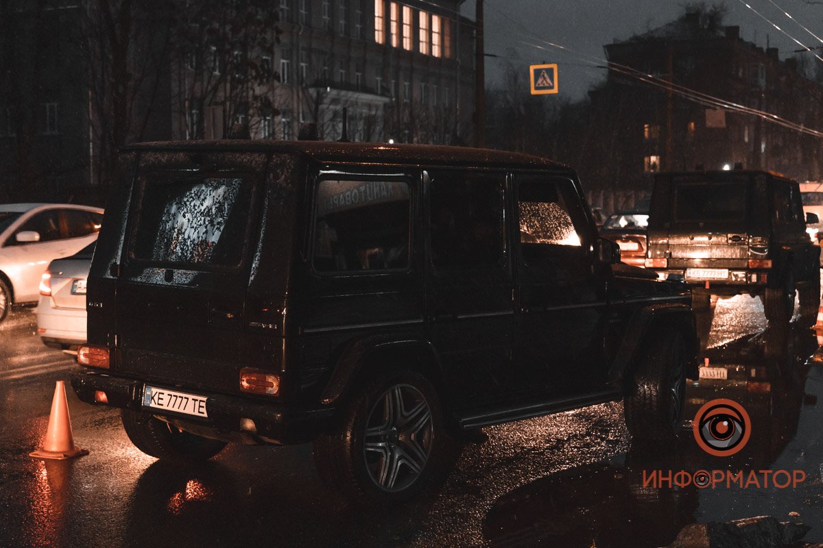 Предварительно, все раненые были в автомобилях Mercedes GL-class Предварительно, все раненые были в автомобилях Mercedes GL-class