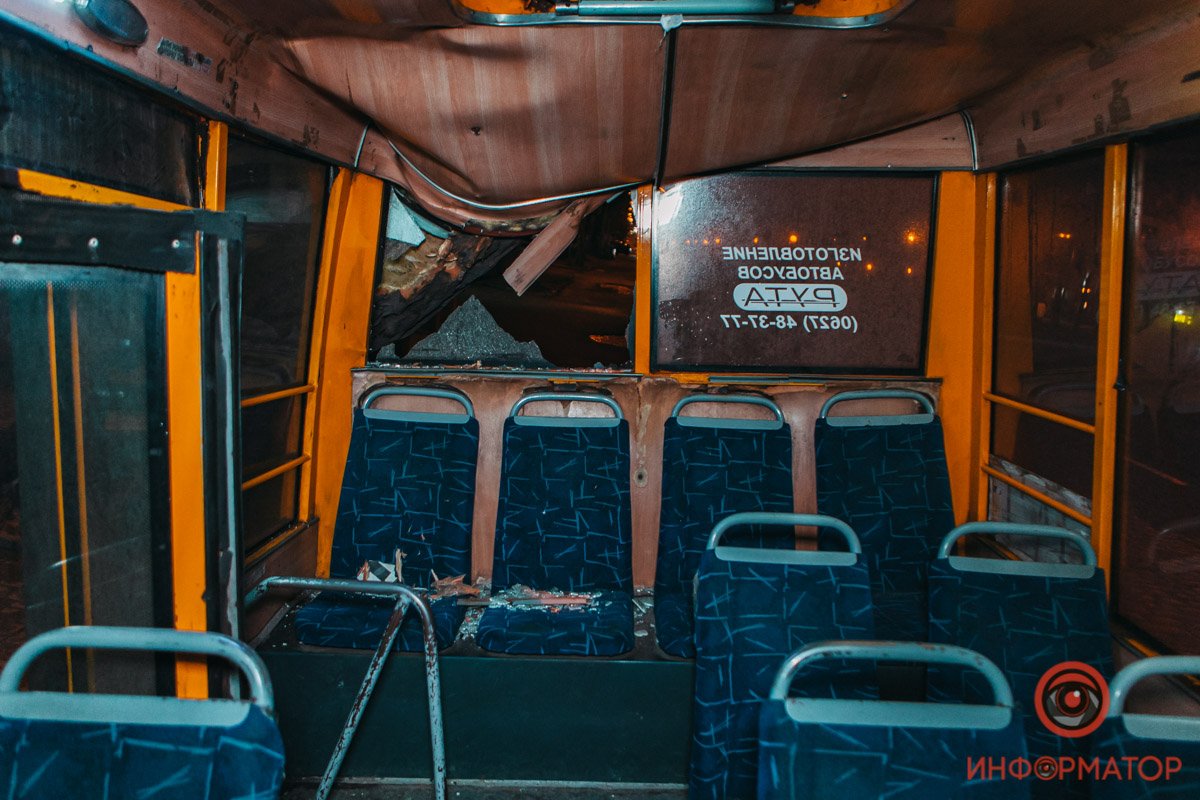 Серьезно повреждена крыша салона