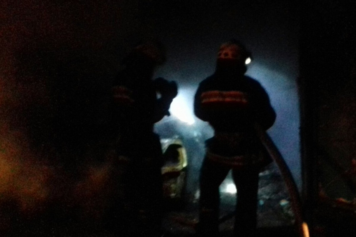 В гараже сгорел автомобиль, второй получил повреждения В гараже сгорел автомобиль, второй получил повреждения