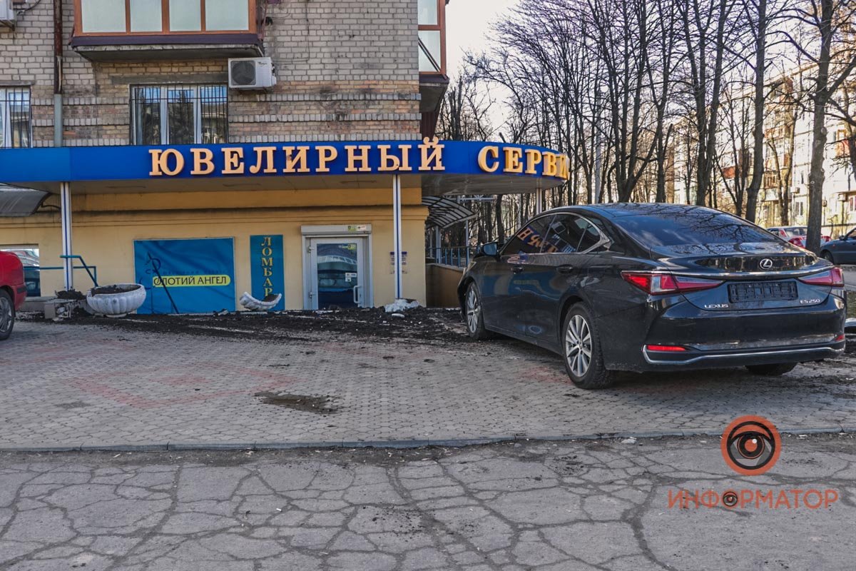 В Днепре Lexus избегал столкновения с Peugeot и чуть не въехал в ювелирный магазин 1
