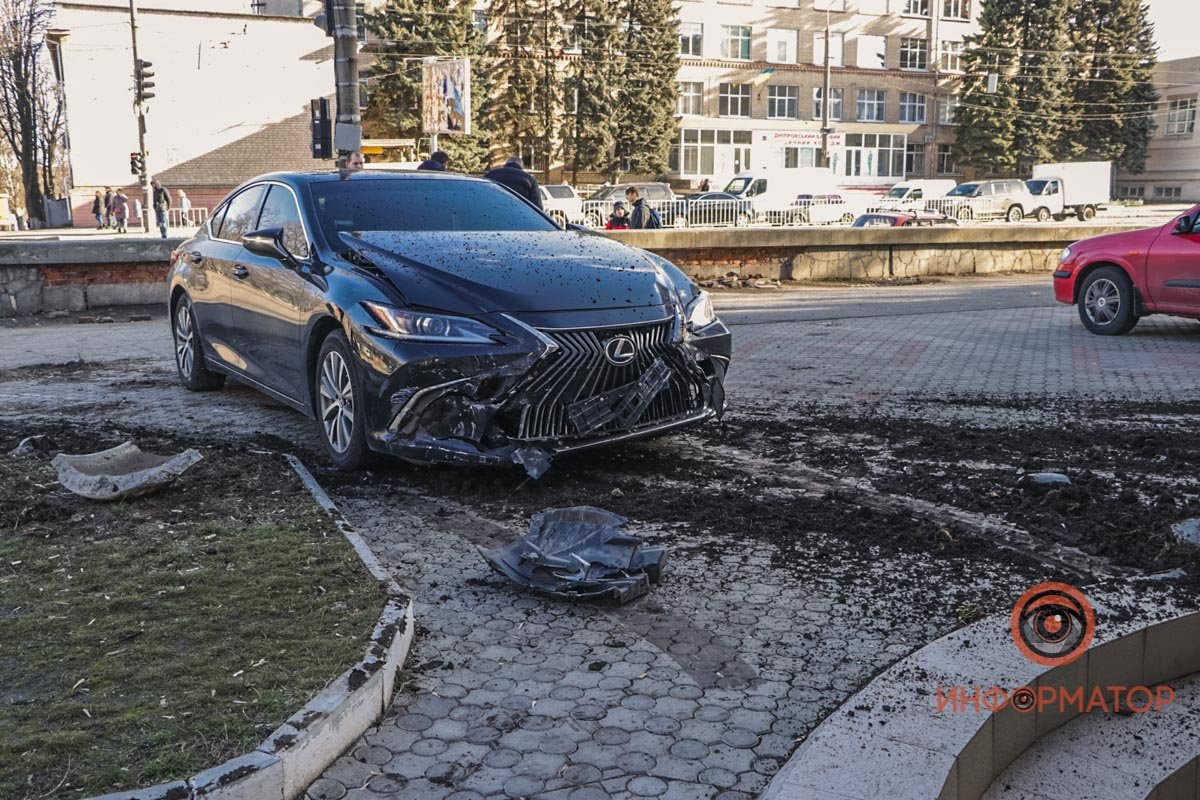 В Днепре Lexus избегал столкновения с Peugeot и чуть не въехал в ювелирный магазин 2