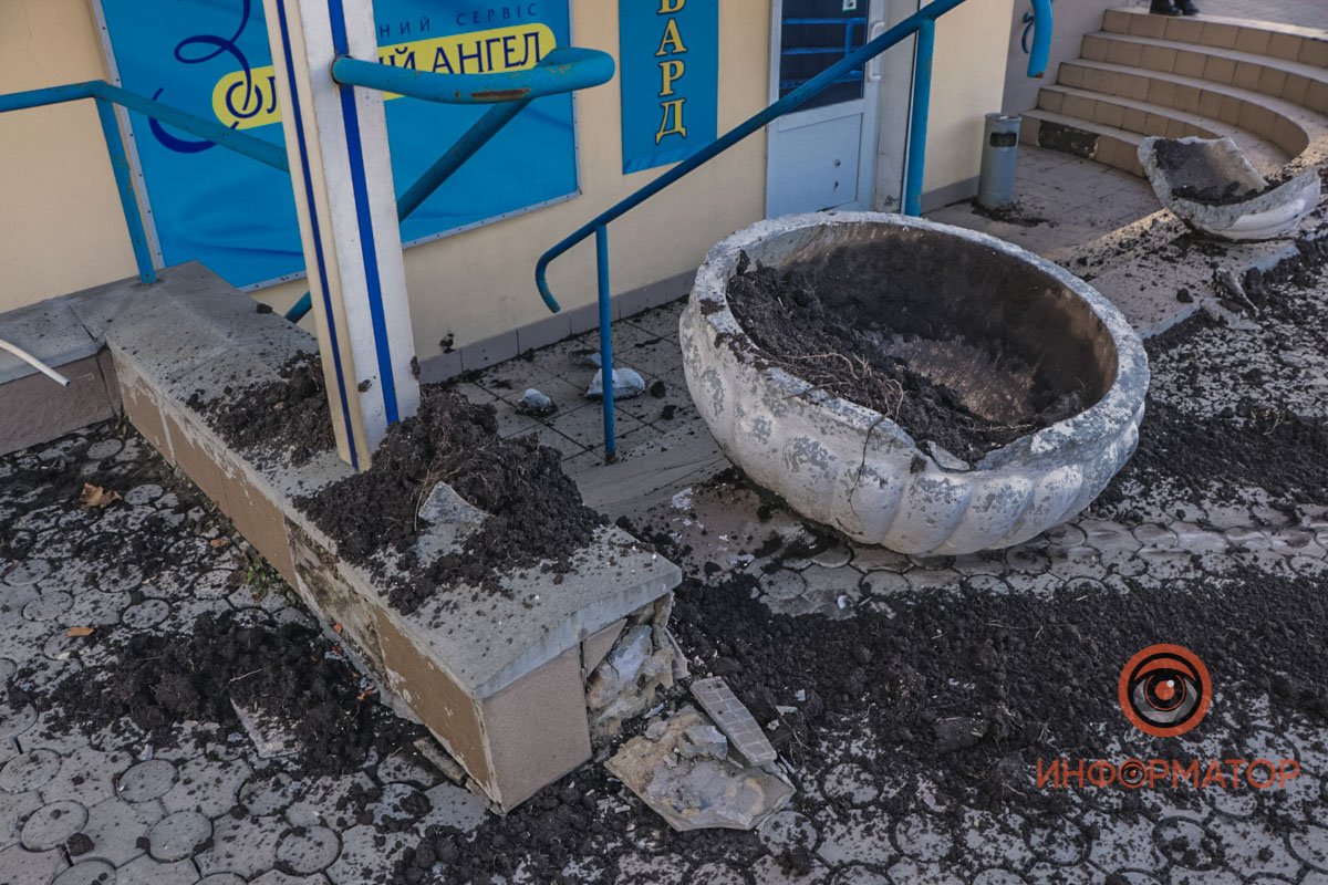 В Днепре Lexus избегал столкновения с Peugeot и чуть не въехал в ювелирный магазин 3