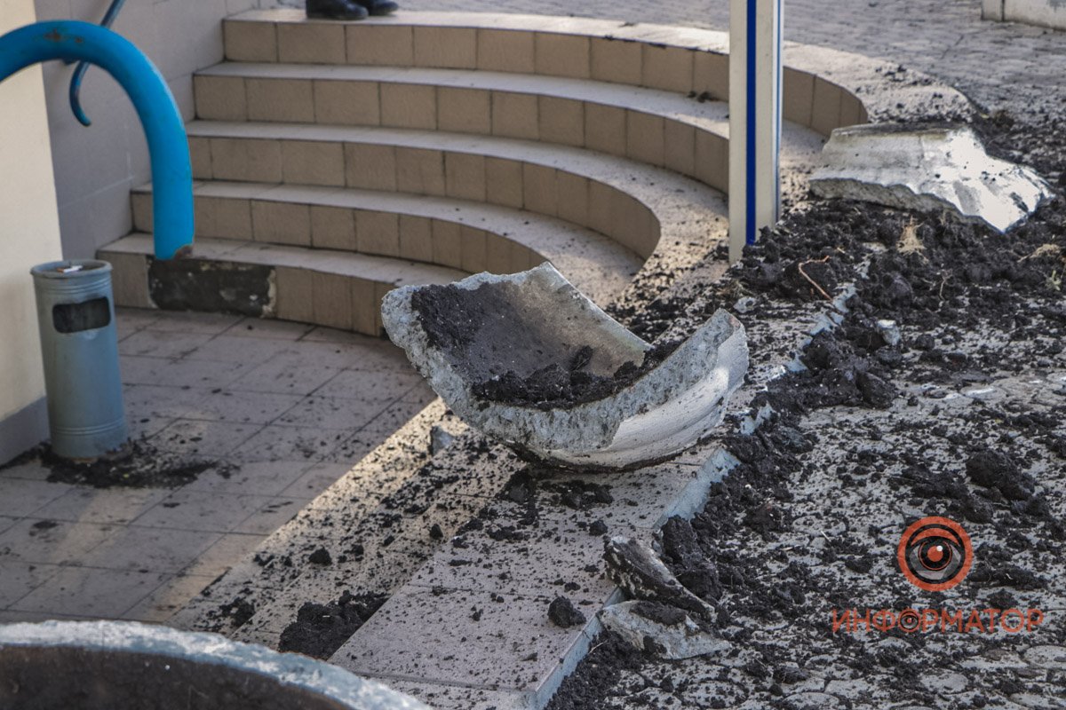 В Днепре Lexus избегал столкновения с Peugeot и чуть не въехал в ювелирный магазин 4