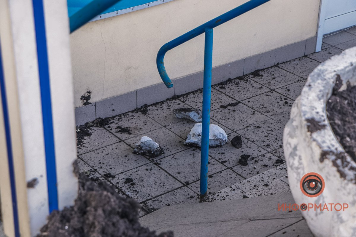 В Днепре Lexus избегал столкновения с Peugeot и чуть не въехал в ювелирный магазин 5